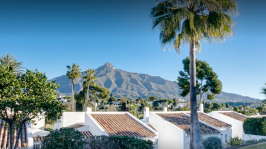 Apartamento de 3 dormitorios en Nueva Andalucía, Spain No. 663 № 2