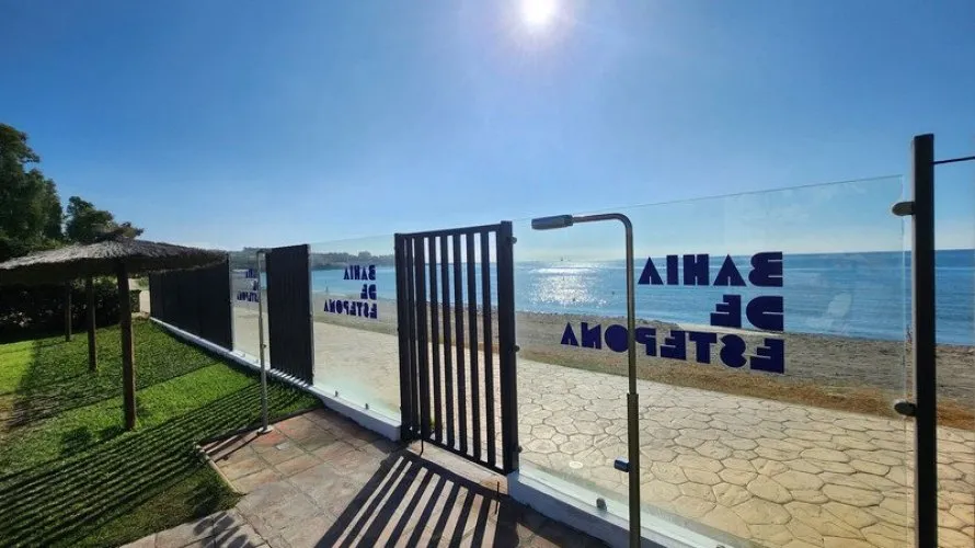 Apartamento de 2 dormitorios en Estepona, Spain No. 444 № 2