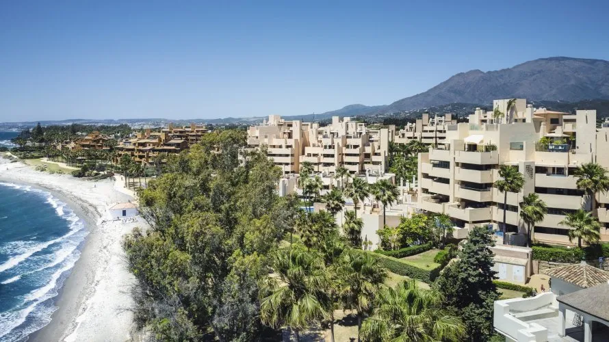 Dúplex de 3 dormitorios en Estepona, Spain No. 644 № 2