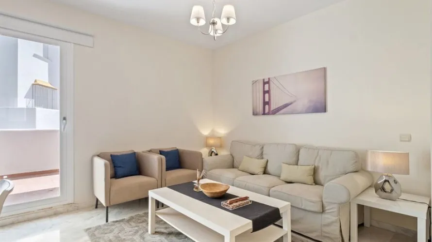 Apartamento de 2 dormitorios en Estepona, Spain No. 645 № 3