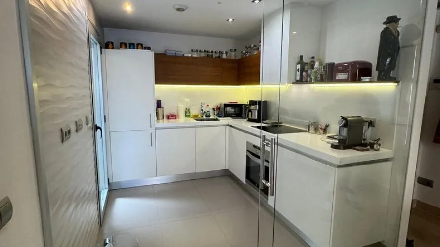 Apartamento de 3 dormitorios en Cortes (San Pedro De Alcantara), Spain No. 677 № 2