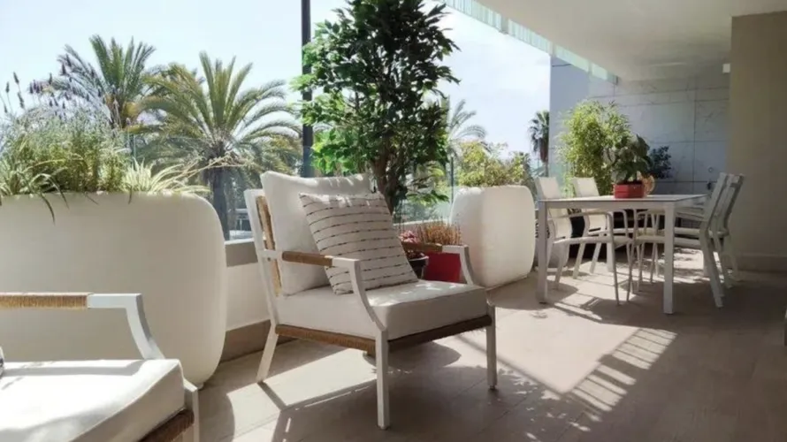 Apartamento de 3 dormitorios en Cortes (San Pedro De Alcantara), Spain No. 719 № 1