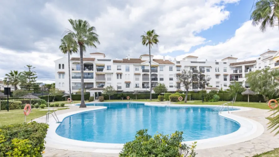 Apartamento de 2 dormitorios en Cortes (San Pedro De Alcantara), Spain No. 605