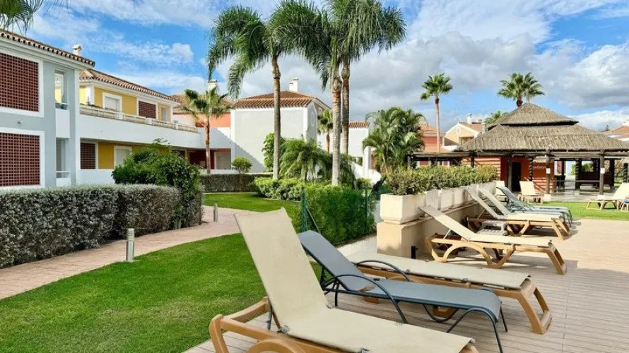 Apartamento de 2 dormitorios en Estepona, Spain No. 415 № 1