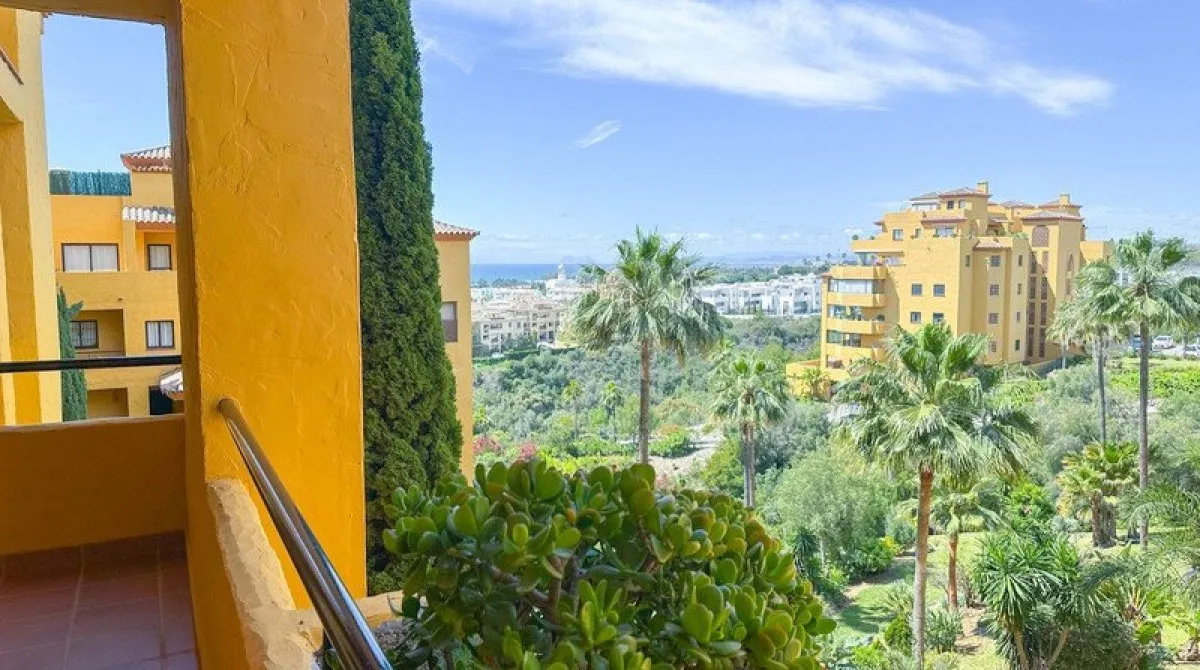 Apartamento de 2 dormitorios en Estepona, Spain No. 438