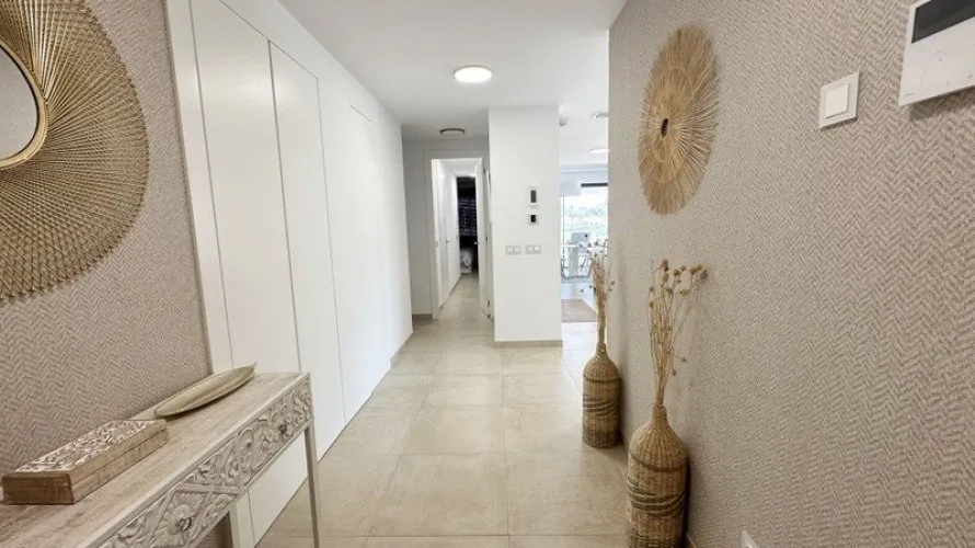 Apartamento de 3 dormitorios en Estepona, Spain No. 707