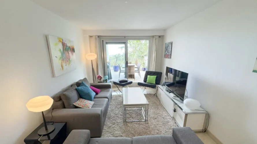 Apartamento de 3 dormitorios en Marbella, Spain No. 725 № 1