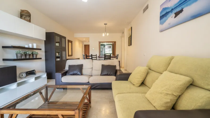 Apartamento de 2 dormitorios en Estepona, Spain No. 451 № 2