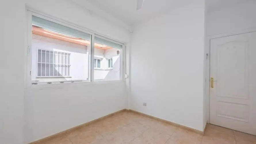 Apartamento de 2 dormitorios en Marbella, Spain No. 596 № 1
