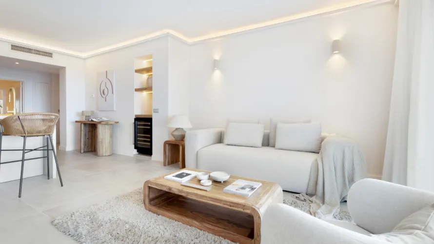 Apartamento de 3 dormitorios en Marbella, Spain No. 454 № 2