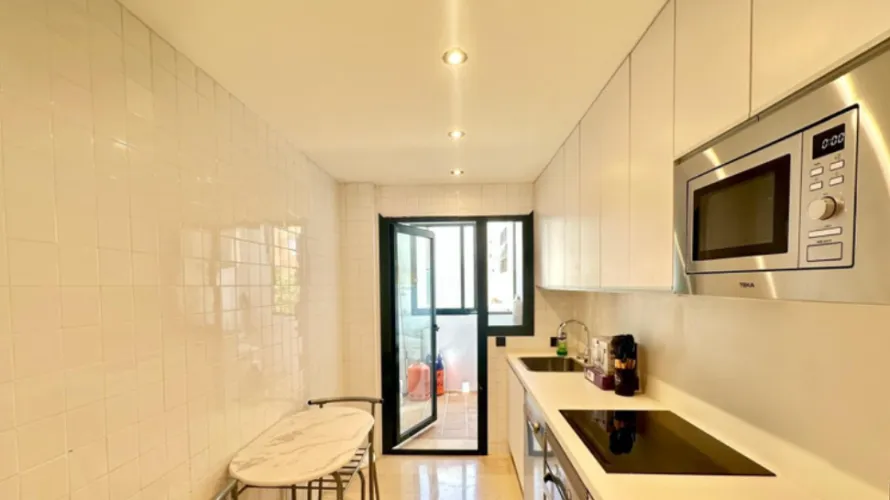 Apartamento de 2 dormitorios en Cortes (San Pedro De Alcantara), Spain No. 698 № 4