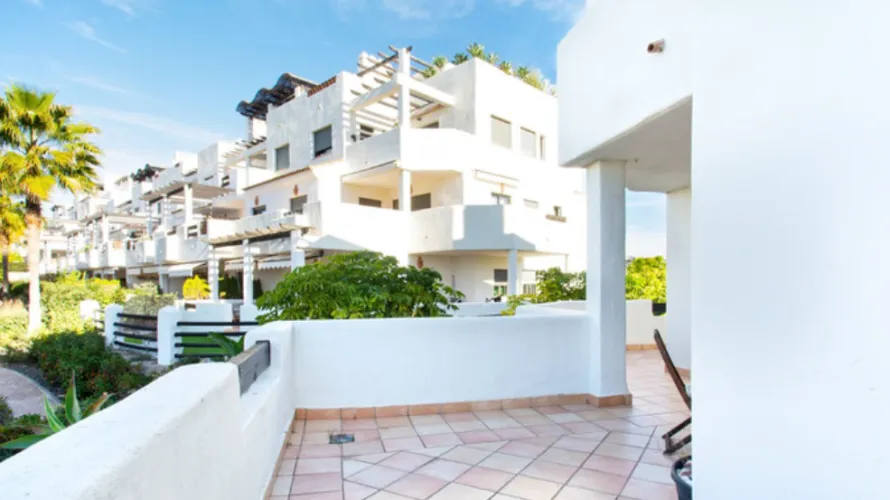 Apartamento de 2 dormitorios en Estepona, Spain No. 694 № 5