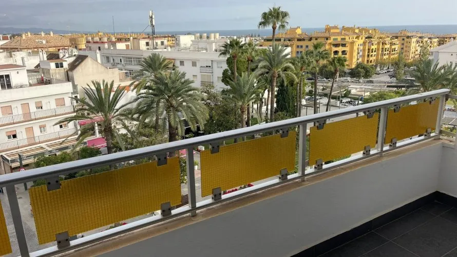 Apartamento de 3 dormitorios en Cortes (San Pedro De Alcantara), Spain No. 567 № 2