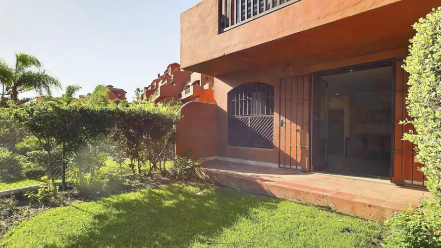 Apartamento de 2 dormitorios en Estepona, Spain No. 440 № 12