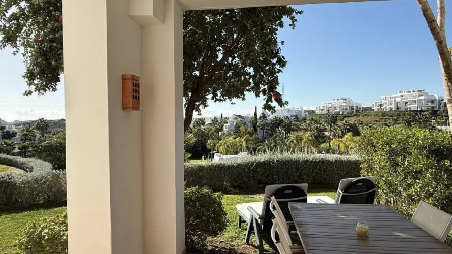 Apartamento de 2 dormitorios en Estepona, Spain No. 609 № 2