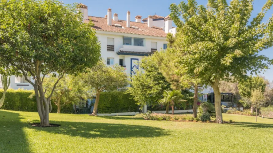 Apartamento de 2 dormitorios en Marbella, Spain No. 617