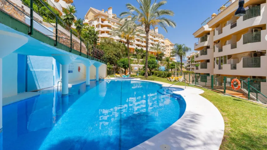 Dúplex de 2 dormitorios en Nueva Andalucía, Spain No. 732 № 2