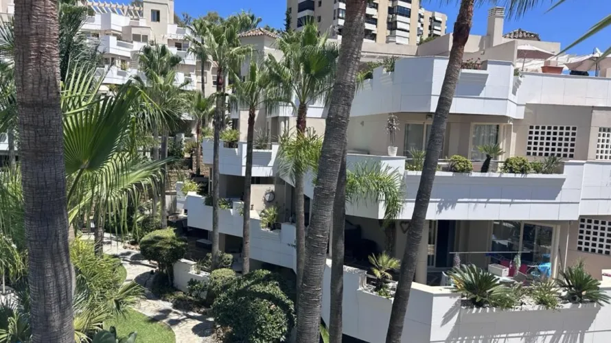 Apartamento de 3 dormitorios en Marbella, Spain No. 581 № 8