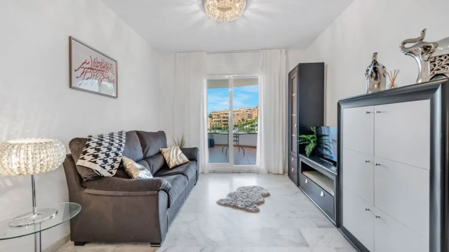 Apartamento de 2 dormitorios en Mijas Costa, Spain No. 737 № 17
