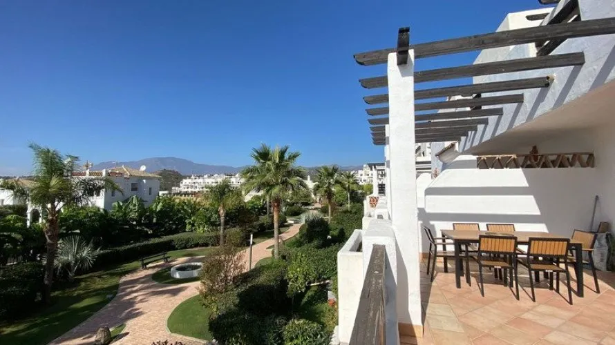 Apartamento de 2 dormitorios en Estepona, Spain No. 339
