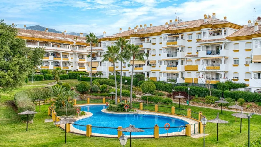 Apartamento de 3 dormitorios en Marbella, Spain No. 699 № 14
