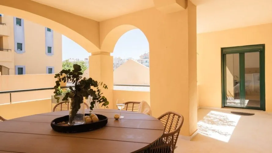 Apartamento de 4 dormitorios en Cortes (San Pedro De Alcantara), Spain No. 723 № 1