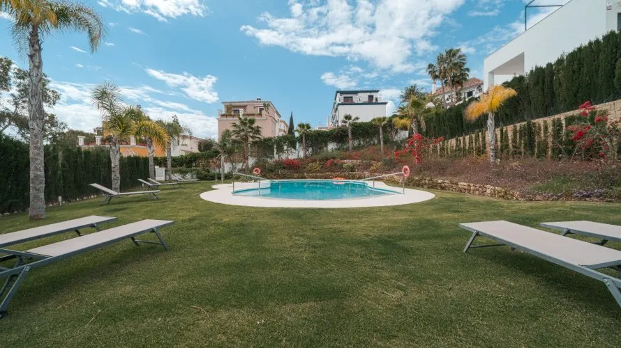 Apartamento de 3 dormitorios en Marbella, Spain No. 182 № 2