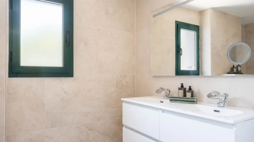 Apartamento de 4 dormitorios en Cortes (San Pedro De Alcantara), Spain No. 723 № 12