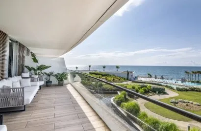 Apartamento de 3 dormitorios en Estepona, Spain No. 390