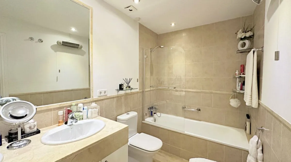 Apartamento de 2 dormitorios en Estepona, Spain No. 457