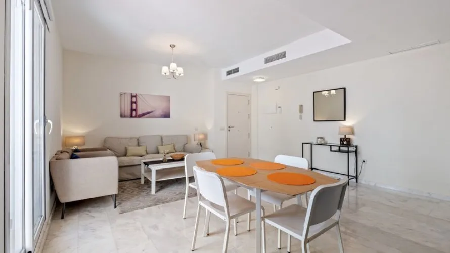 Apartamento de 2 dormitorios en Estepona, Spain No. 645 № 2