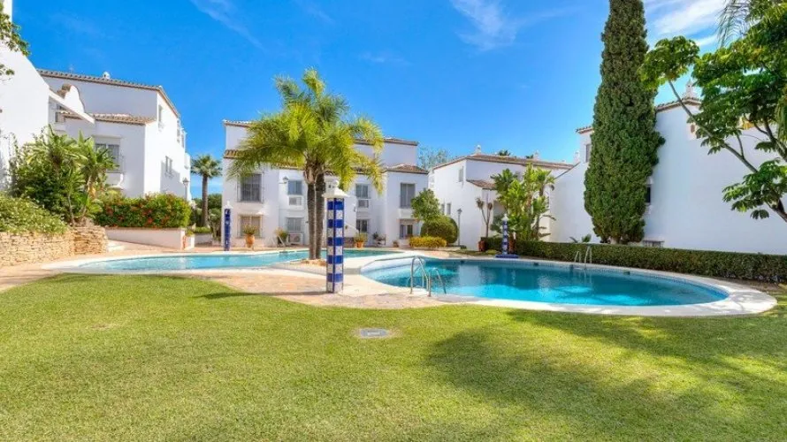 Apartamento de 2 dormitorios en Marbella, Spain No. 720 № 17