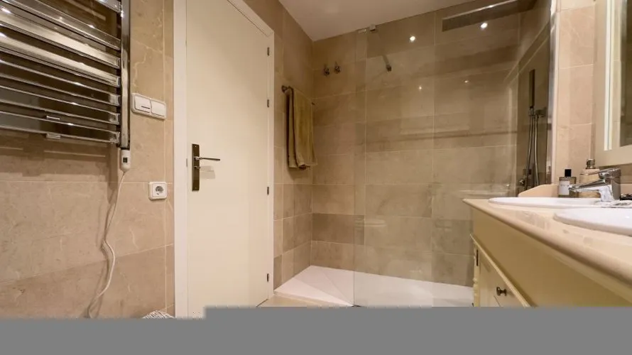 Apartamento de 3 dormitorios en Benahavís, Spain No. 704 № 20