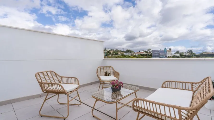 Apartamento de 2 dormitorios en Estepona, Spain No. 637 № 2