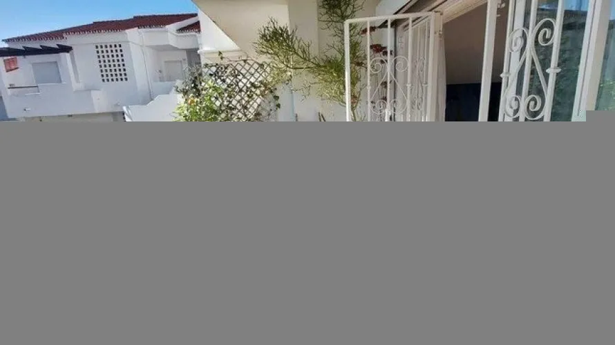 Apartamento de 2 dormitorios en Estepona, Spain No. 682 № 1