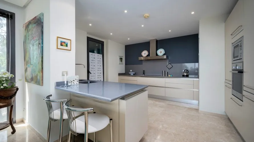 Apartamento de 3 dormitorios en Marbella, Spain No. 345 № 14