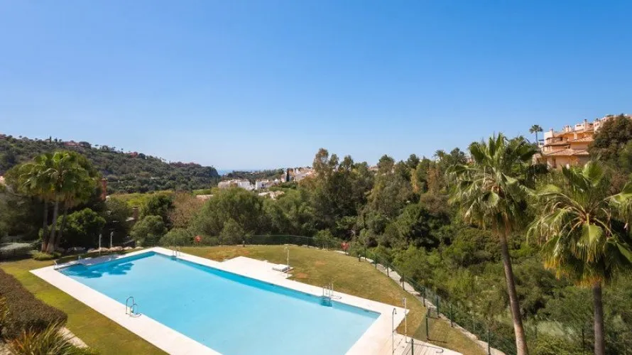 Apartamento de 3 dormitorios en Benahavís, Spain No. 674 № 2