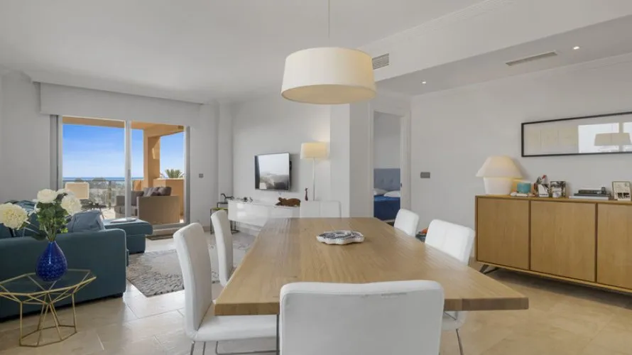 Apartamento de 3 dormitorios en Estepona, Spain No. 445 № 1