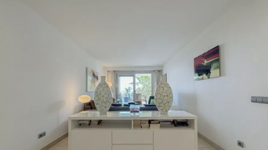 Apartamento de 3 dormitorios en Marbella, Spain No. 725 № 2