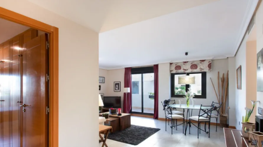 Apartamento de 2 dormitorios en Estepona, Spain No. 694 № 4