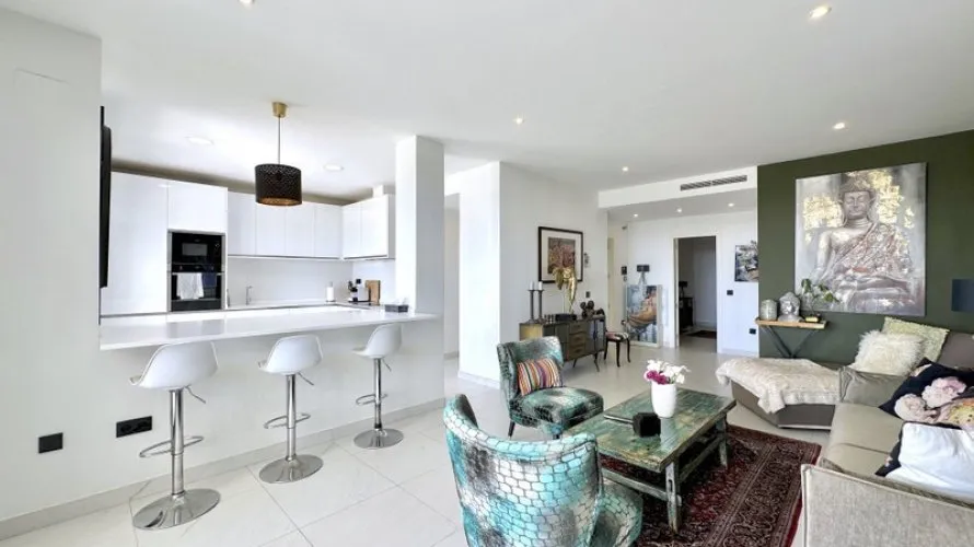 Apartamento de 3 dormitorios en Estepona, Spain No. 710 № 5