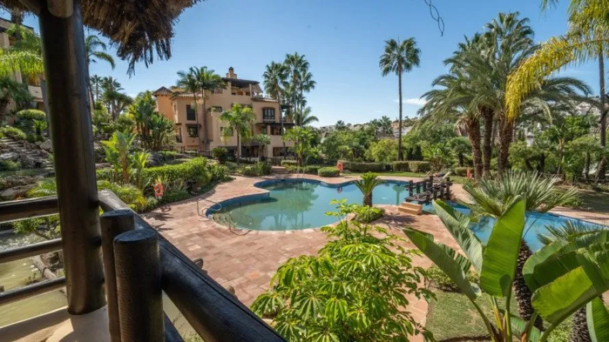 Apartamento de 2 dormitorios en Estepona, Spain No. 483 № 3