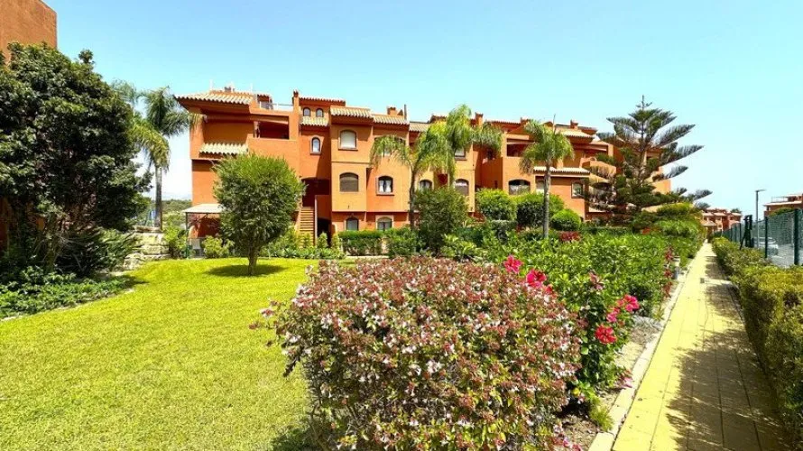 Dúplex de 3 dormitorios en Estepona, Spain No. 432 № 5