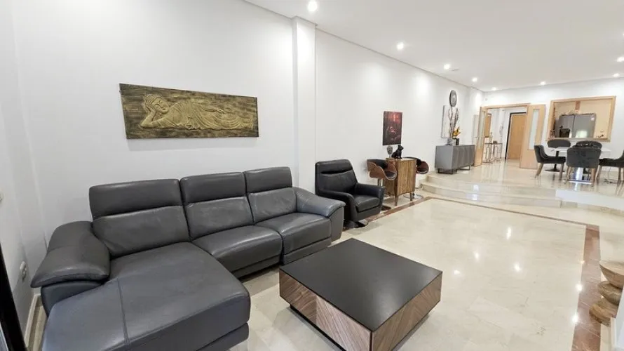 Apartamento de 3 dormitorios en Marbella, Spain No. 798 № 2