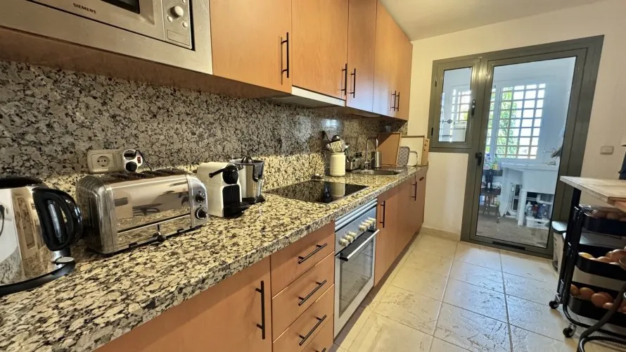 Apartamento de 2 dormitorios en Estepona, Spain No. 447 № 6