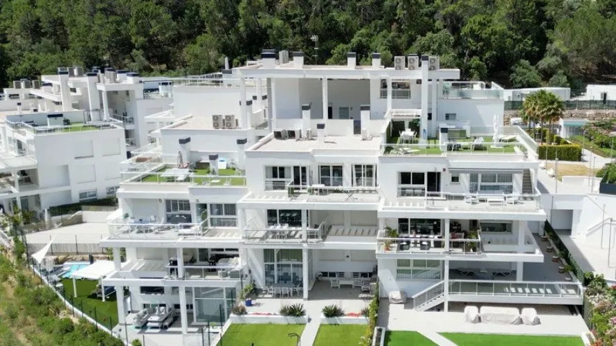 Dúplex de 3 dormitorios en Benahavís, Spain No. 670 № 12