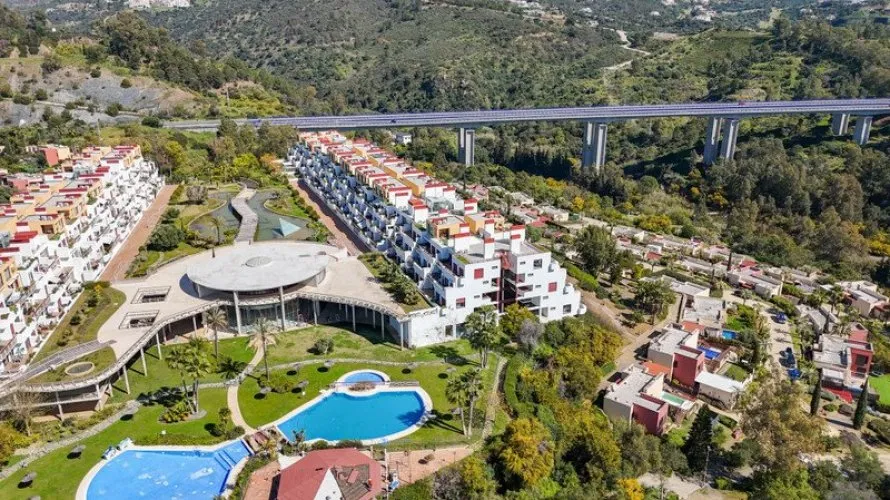 Dúplex de 2 dormitorios en Benahavís, Spain No. 646 № 2