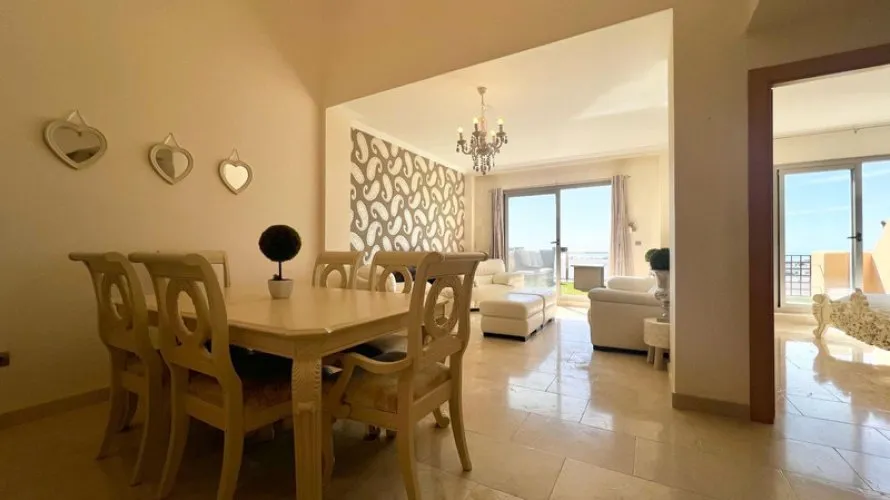 Dúplex de 4 dormitorios en Estepona, Spain No. 640 № 9