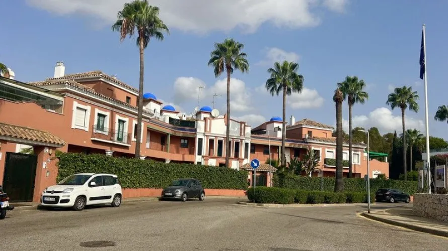 Dúplex de 3 dormitorios en Estepona, Spain No. 498 № 5