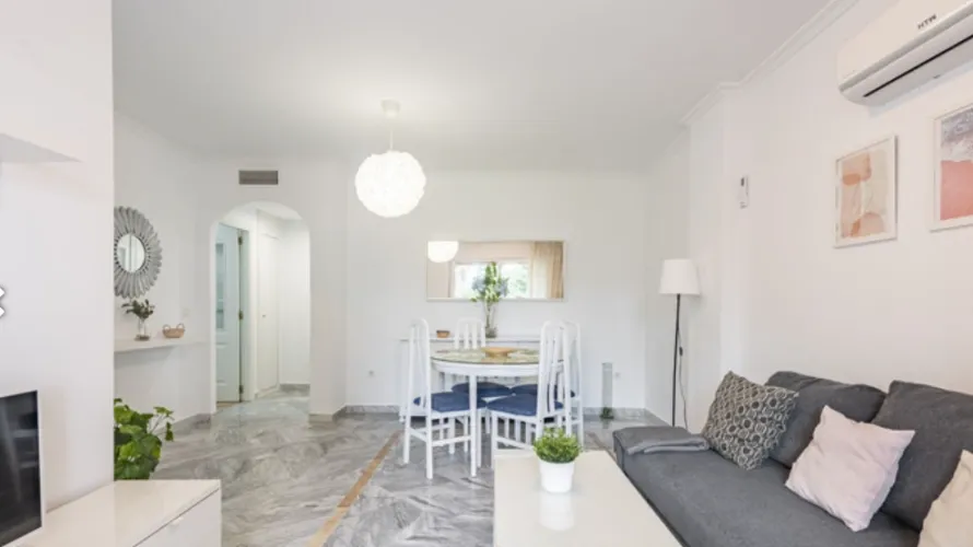 Apartamento de 2 dormitorios en Cortes (San Pedro De Alcantara), Spain No. 605 № 3